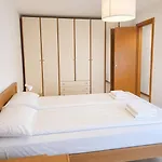 Lägenhet With Terrace & Free Parking - 3 Minutes From *
