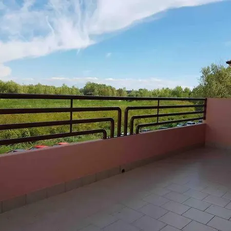 Apartment With Terrace & Free Parking - 3 Minutes From *