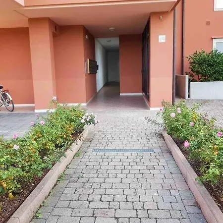 Apartment With Terrace & Free Parking - 3 Minutes From *