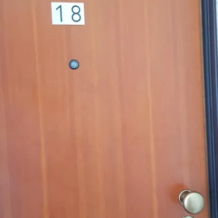 Apartment With Terrace & Free Parking - 3 Minutes From *
