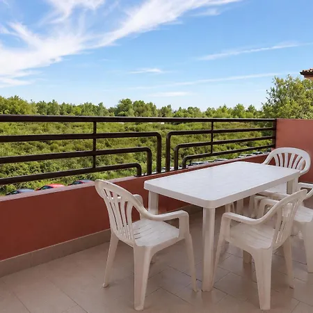 With Terrace & Free Parking - 3 Minutes From