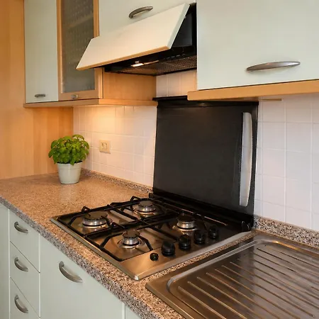 With Terrace & Free Parking - 3 Minutes From *
