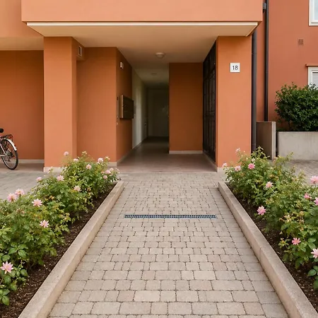 Lägenhet With Terrace & Free Parking - 3 Minutes From
